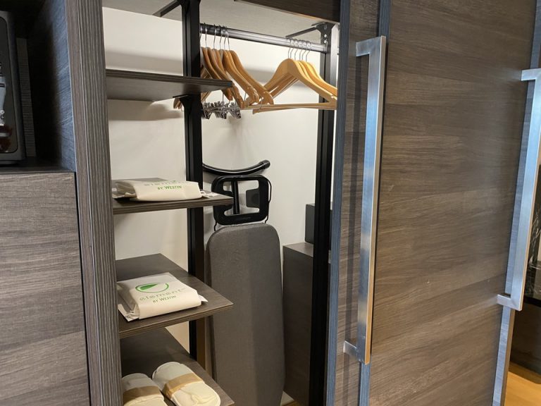 クローゼット外観(開けた状態)です。内部の左側には、クリーニング注文セット、スリッパ、ハンガー、アイロン台が入っていました。JPG