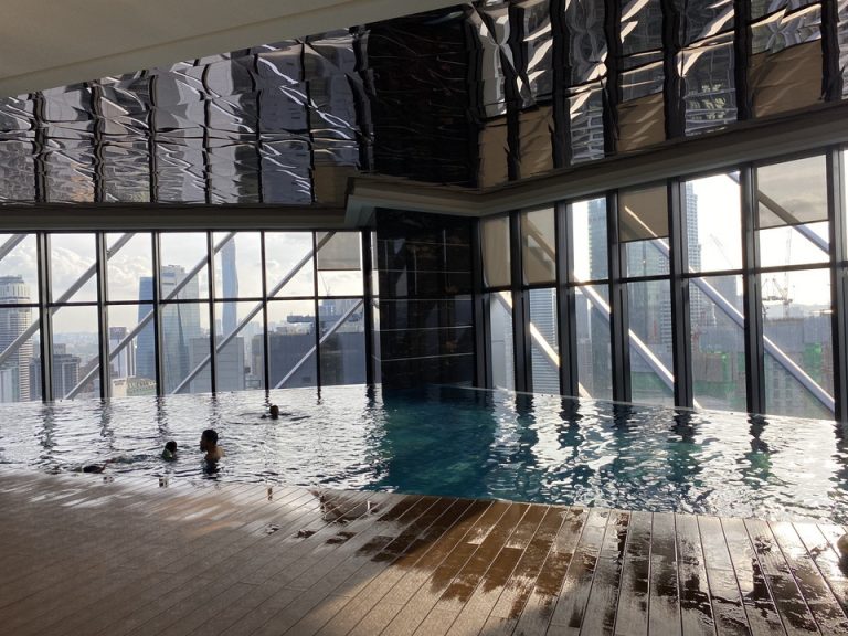 ホテルのプールは39階、室内にありました。コロナの影響で時間指定で人数制限ありの予約制でした。