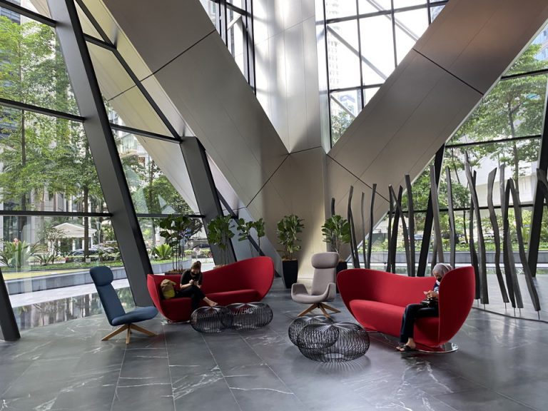 建物一階にはソファーがありますので、車を待つ間など、座って待つことが出来ます。