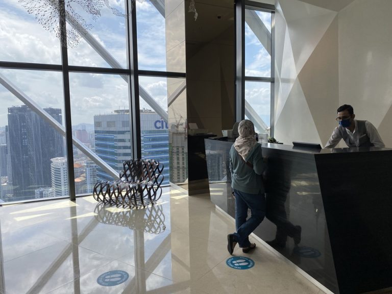 フロントカウンターです。3人フロントスタッフが常駐していました。