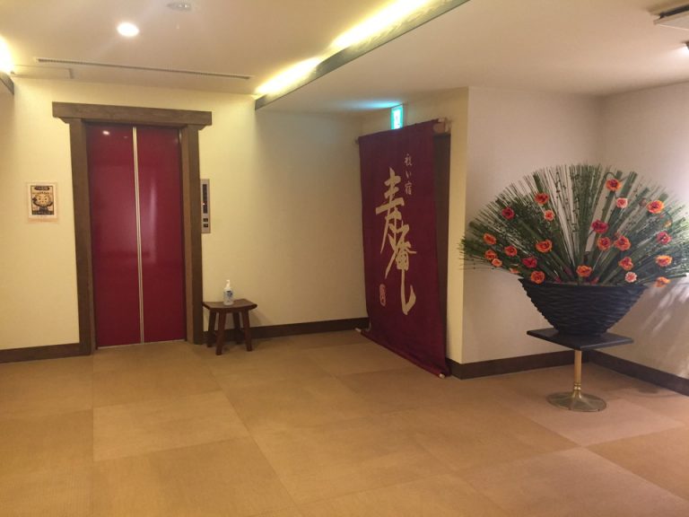 おめでたい雰囲気のエレベーターホール