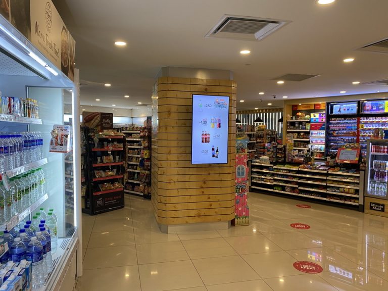 大きくて綺麗なコンビニです。飲料、お菓子、衛生用品、シャンプー、文具など一通り揃います。