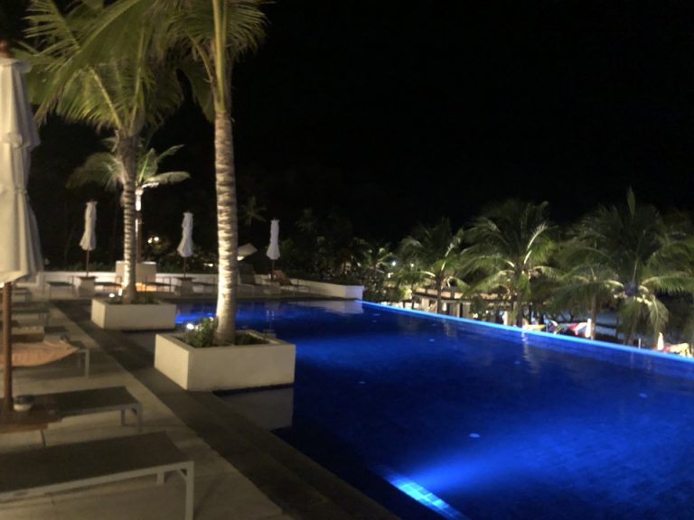 プール夜