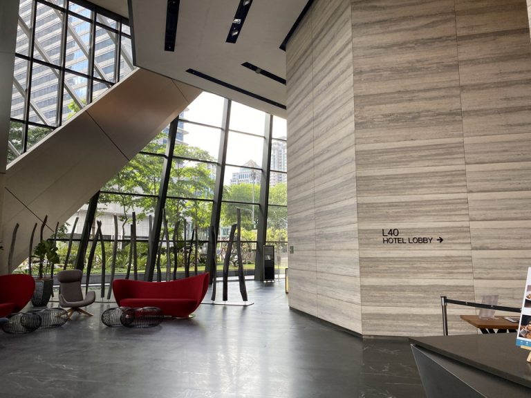 エントランスから入ったところです。右手に進むとエレベーターがあり、40階のフロントまで上がります。