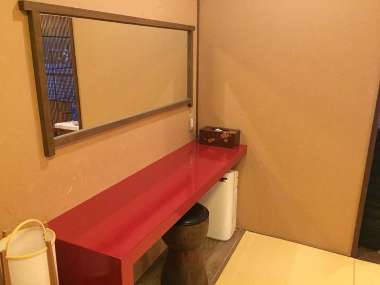 大きな鏡がついていて朝のお化粧に便利でした