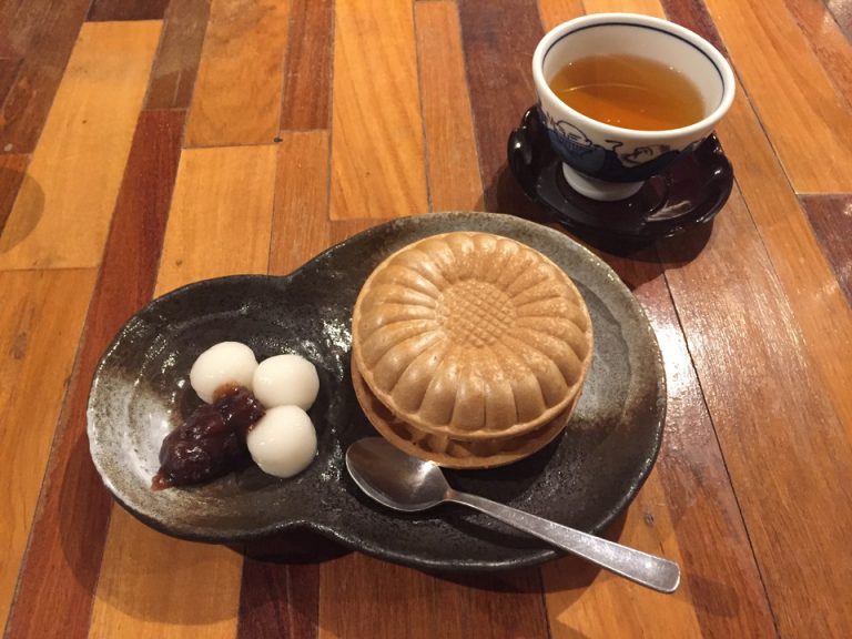 最中アイスと白玉あんこ。大人のアイスは渋みが効いた抹茶味、子供のアイスはちょうどいい甘さのバニラアイスでした。JPG