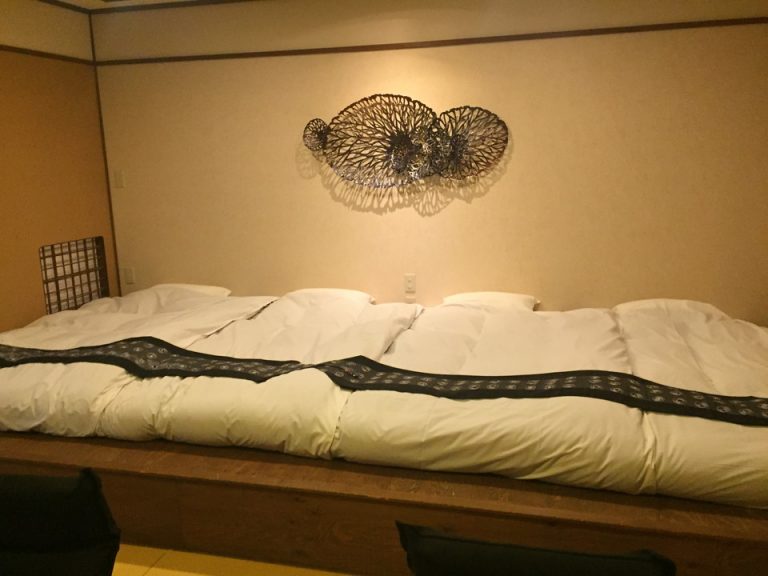 小上がりに布団が敷かれていて4名でもゆったりと広かったです