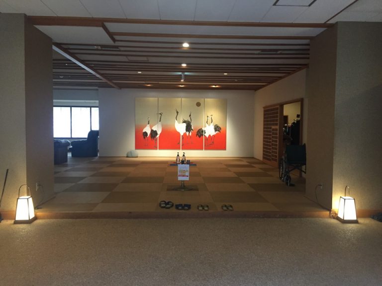 鶴が描かれた縁起のいい大屏風