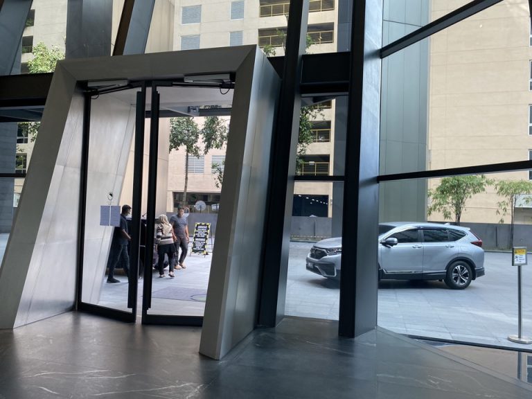 ホテルエントランス内観です。大きく開くガラス扉は自動ドアです。grabなどの車も正面まで入ってくることが出来ます。ベルボーイが一人常駐しています。