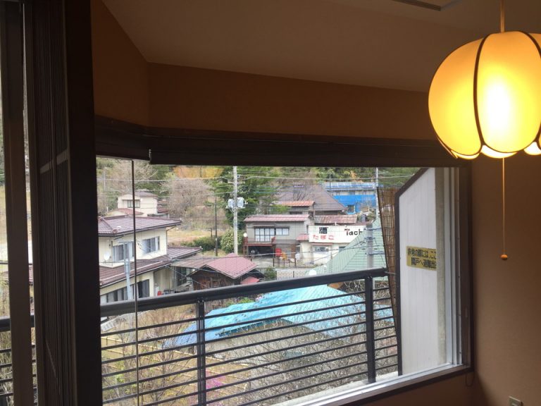 掘りごたつ横にある小窓