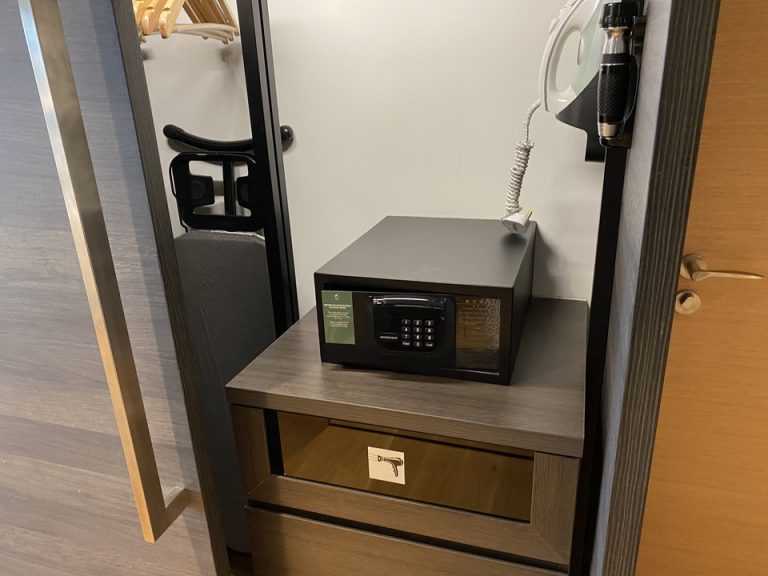 クローゼットを開けた状態です。内部右側には、アイロン本体と、金庫とドライヤーとクローゼットがありました。