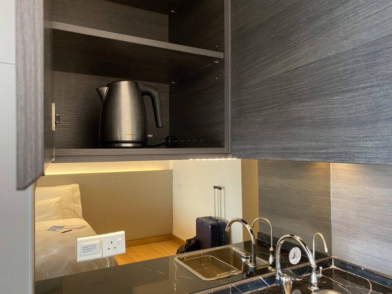 ポットはキッチン棚の中に入っていました。