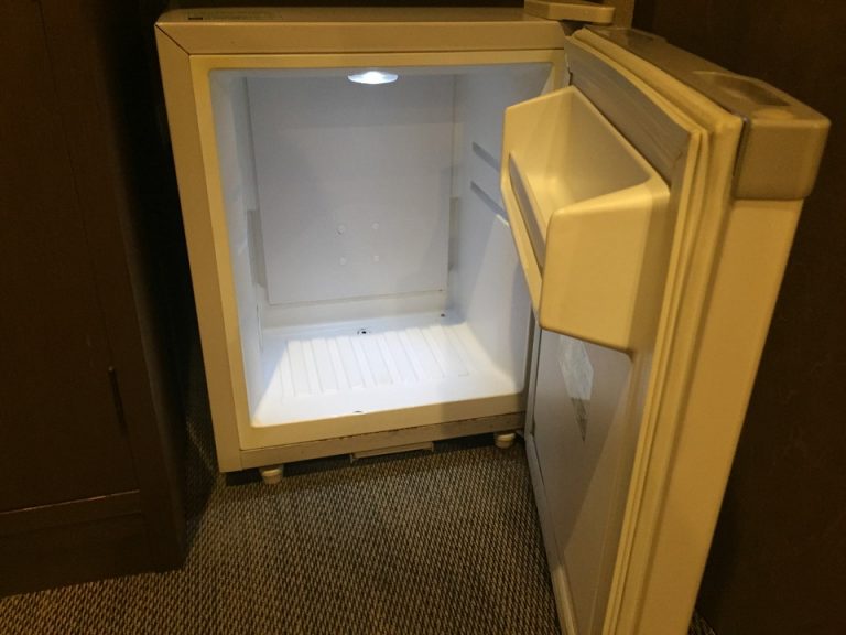 冷蔵庫には何も入っていませんでした。