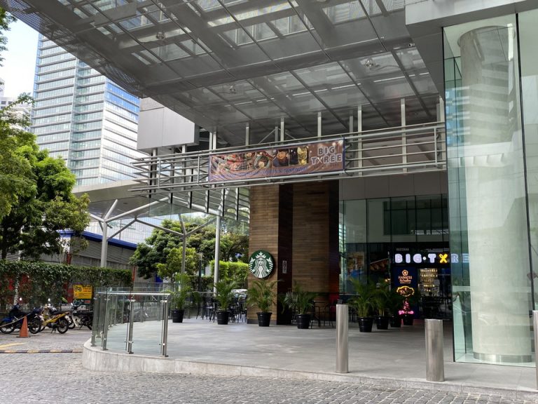 ホテルを出て、右にまっすぐ進むとスターバックスがあります。マレーシアオリジナルのタンブラーの販売もあります。