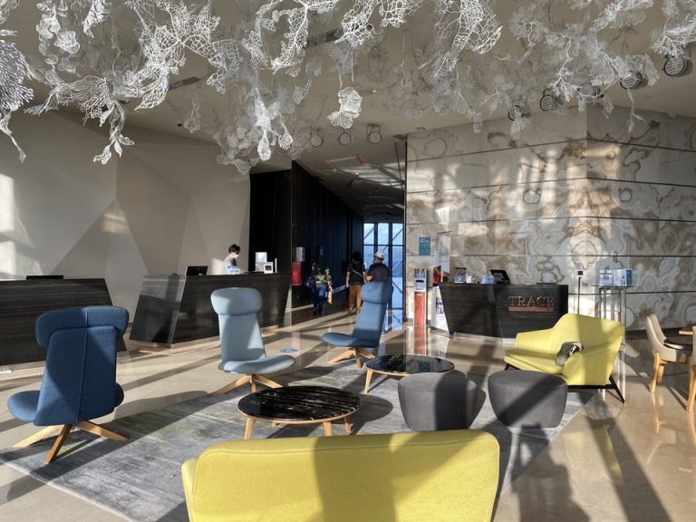 40階のロビー全体です。ソファーで座ることもできます。同じフロアにお手洗いもあります。