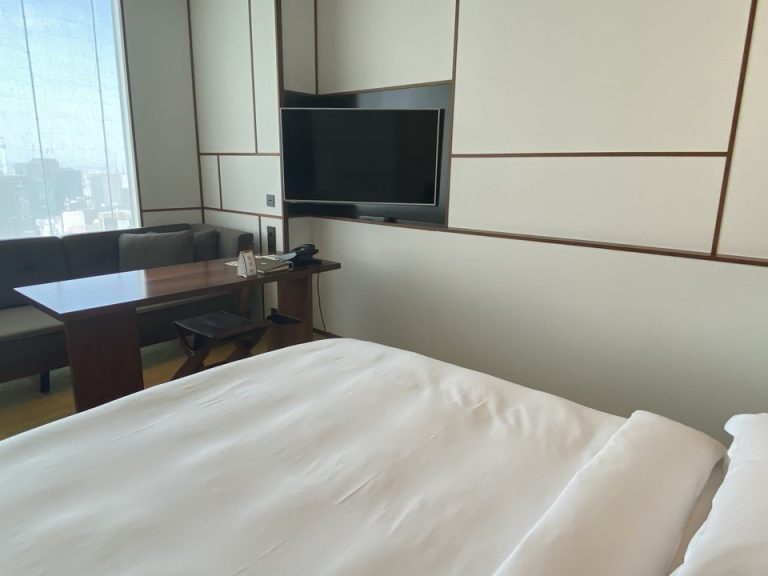 ベッド方向からTV