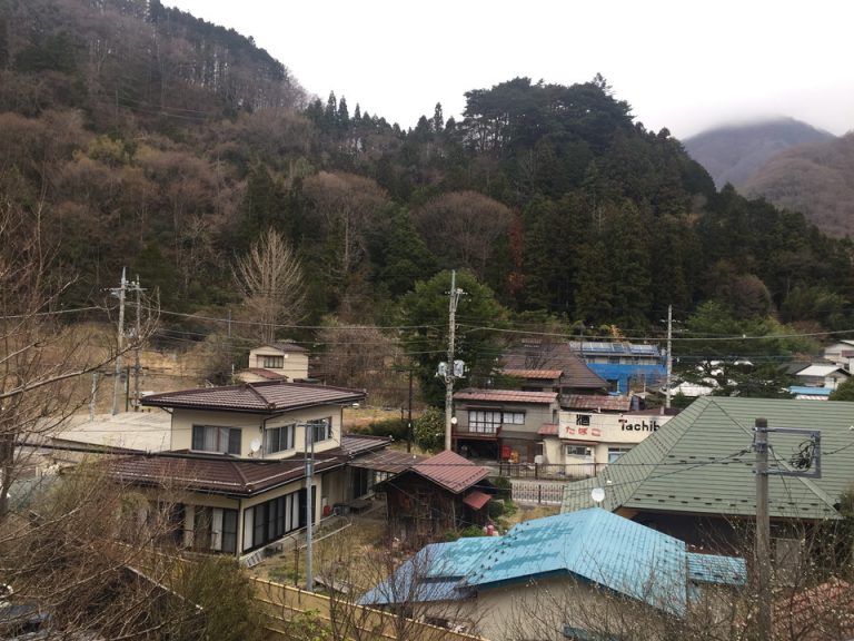 部屋からの景色は周りの民家や山があり、ノスタルジックな雰囲気でした
