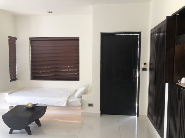 客室全体(入口方向)