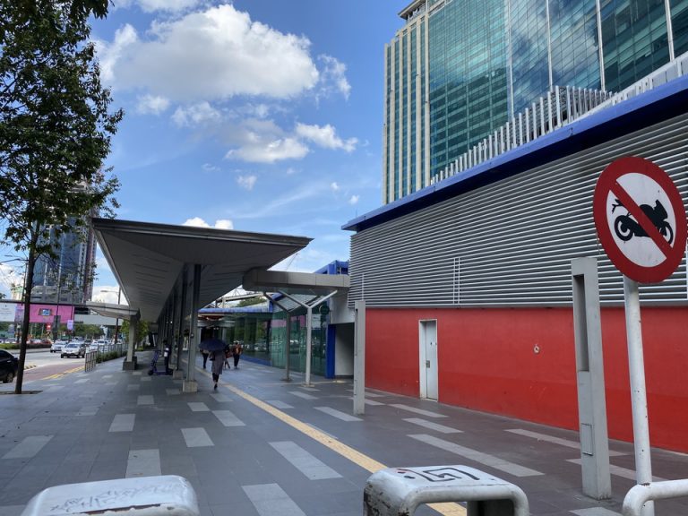 スターバックスを右手にそのまま進むと、最寄りの地下鉄の駅があります。ここまで歩いて2分です。