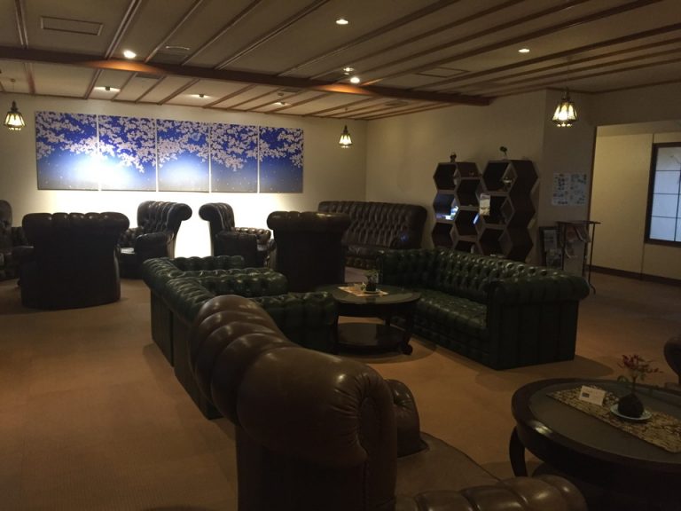 重厚感のある革張りのソファーが印象的でした