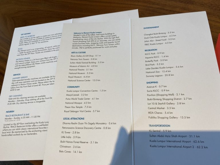 デスクの引き出しに入っていたリーフレットです。ホテル設備の説明や付近にあるものの紹介が書かれていました。ルームダイニングのメニューはTVでみることができます。