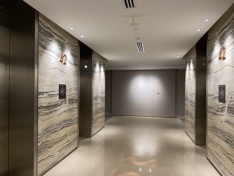 エレベーターホール客室階です。大きな廊下です。