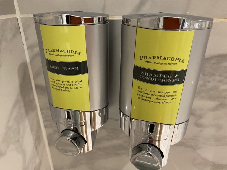 シャワールーム内部には、補填式のボディーソープと、シャンプー&コンディショナーがありました。