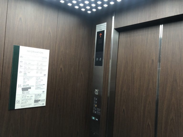 エレベーター内観