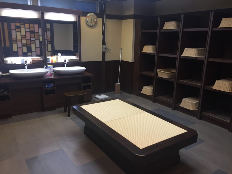 清潔感のある脱衣所。ドライヤーの風量が弱いのが残念でした。