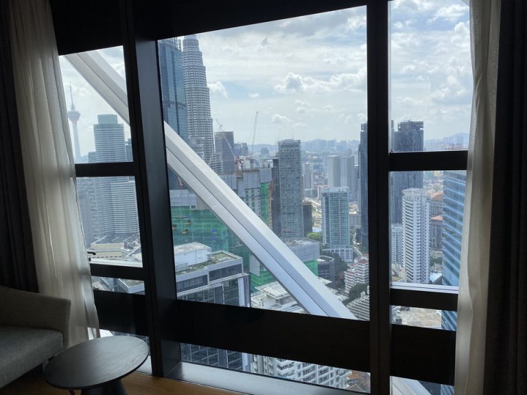 客室の窓です。黒い格子が入っており、窓を開けることは出来ませんでした。バスコニーやテラスはありません。