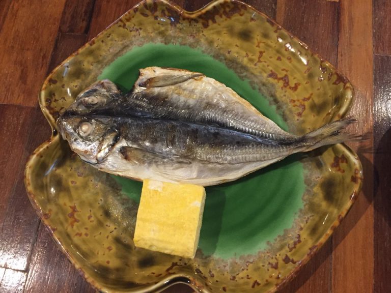 ふっくら焼き上げたアジ