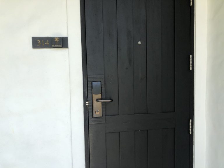 客室入口外観ドア