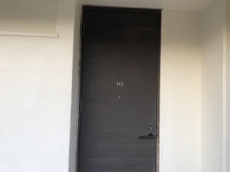 客室入口外観ドア