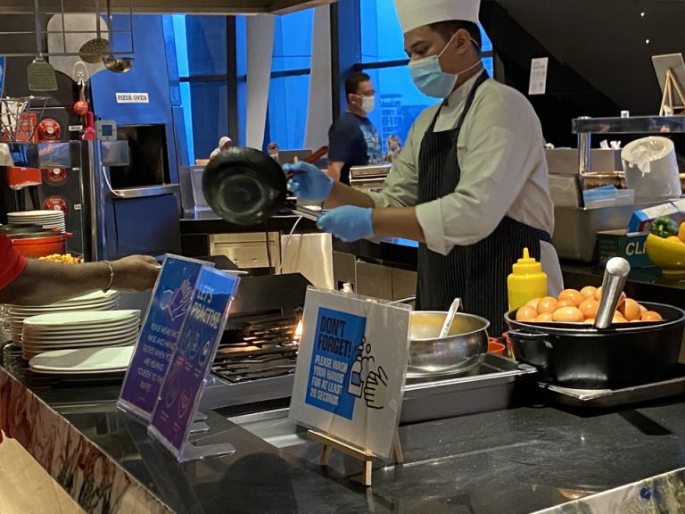 エッグステーションです。オムレツを好きな具で作ってもらいました。