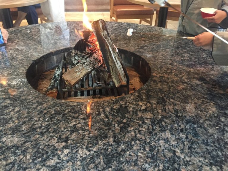 暖炉での焼きマシュマロ