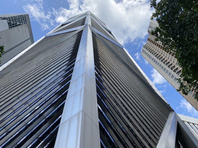 ホテルの入る建物全体です。この高層ビルの40階から53階がホテルです。