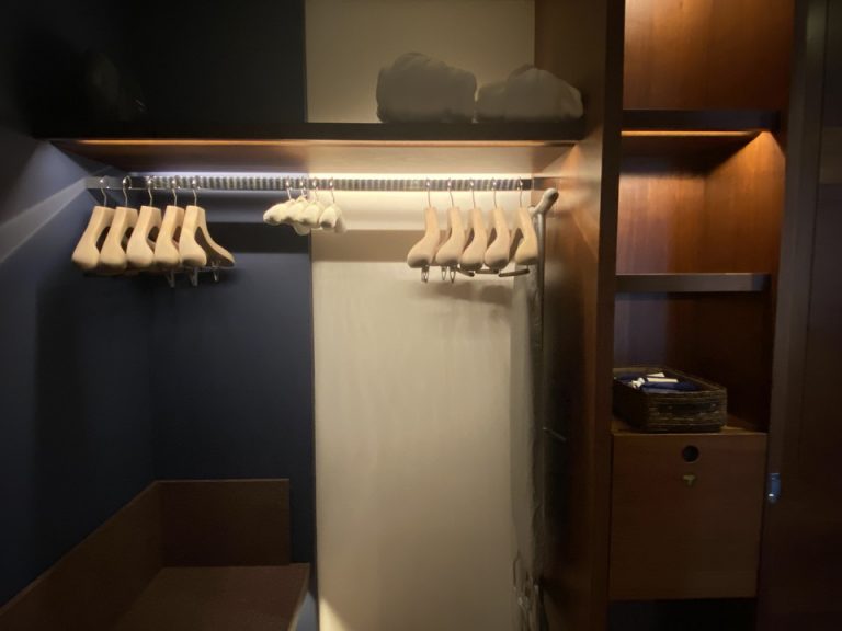 クローゼット外観(開けた状態)