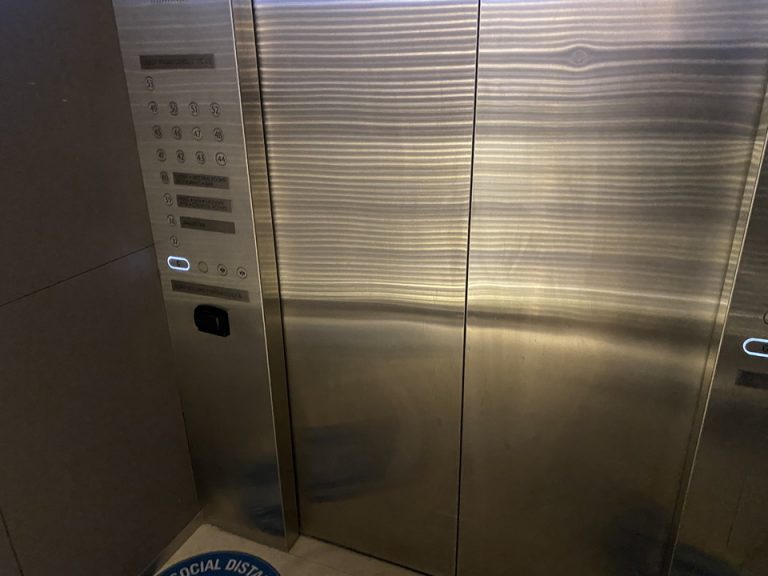 エレベーター内観です。客室階へはルームキーをかざしてからアクセスできるシステムなので安心です。