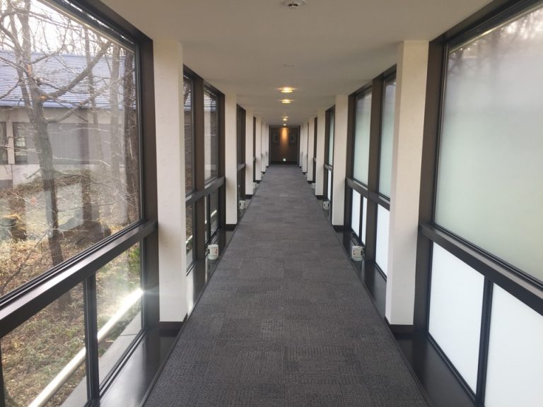 フロントから客室エリアへの渡り廊下