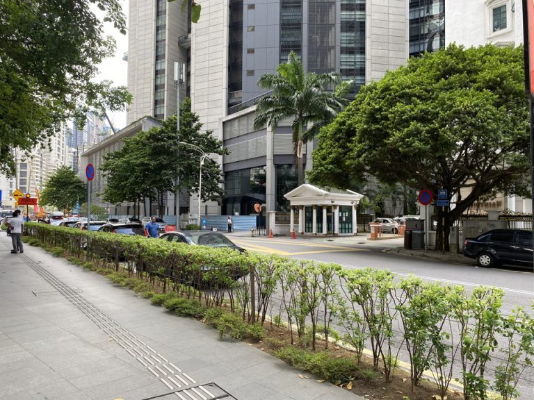 ホテル前の道路の様子です。ホテルは市内中心部にあり、とても便利な立地です。