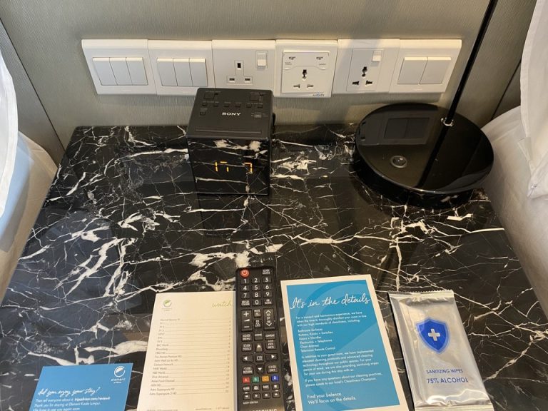 ベッド脇の机の上です。目覚まし時計、読書ライト、コンセント、調光スイッチなどがありました。