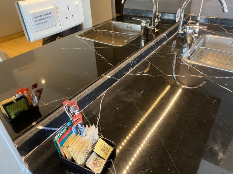 ミニバー・カフェコーナーには、コーヒスティック4本、ティーバッグ2種2つづつ、砂糖、クリーマー、塩胡椒がありました。