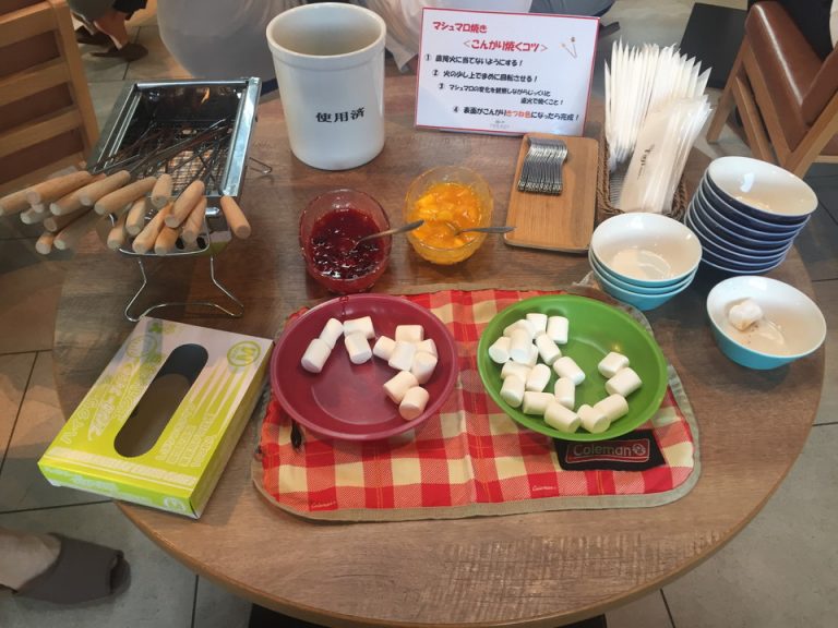 16時からオープンする焼きマシュマロコーナー。フルーツソースやソフトクリームを添えて、自分好みのマシュマロが楽しめました