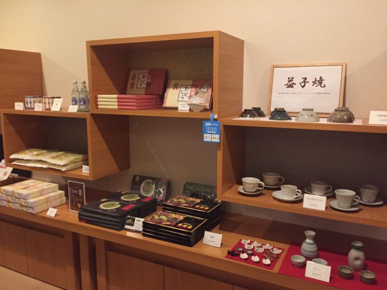 食事処でも使用されていた益子焼の徳利とおちょこが販売されていました