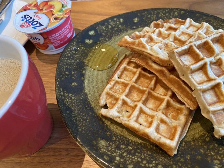 ワッフルを焼いてもらうコーナーもありました。