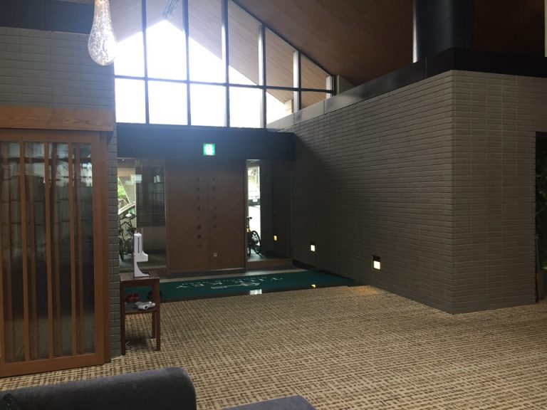 エントランスは天井が高く、とても解放感がありました