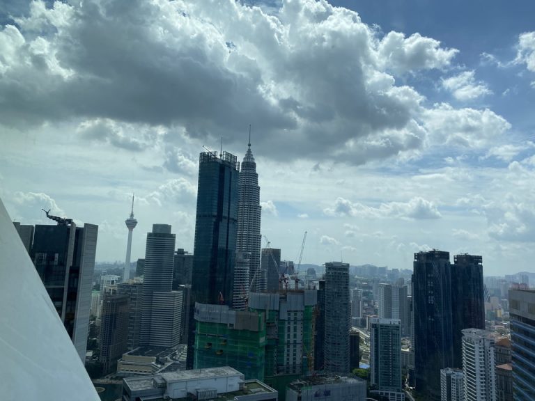 客室からの眺望です。42階ですから素晴らしい眺めです。KLタワーやツインタワーもみることが出来ました。