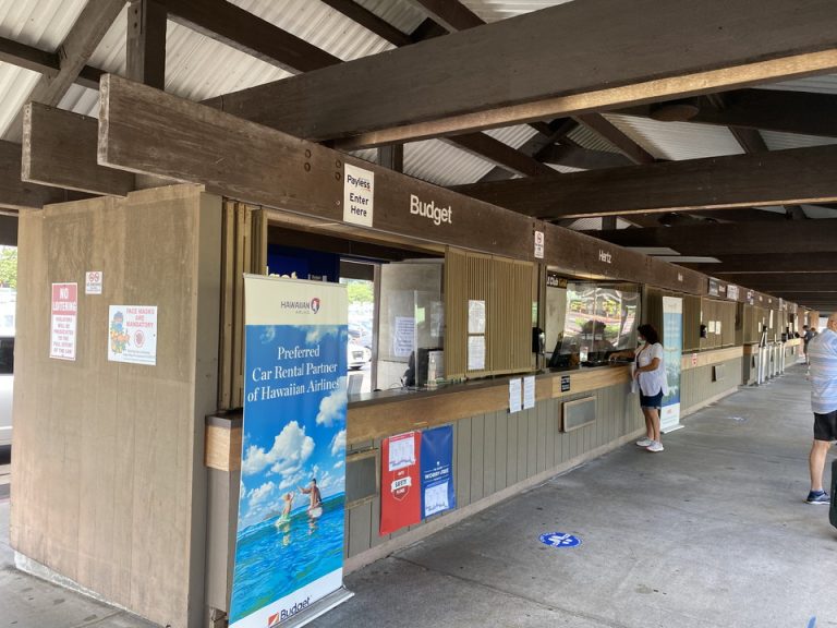 空港出てまん前にレンタカー会社が並び便利でした。