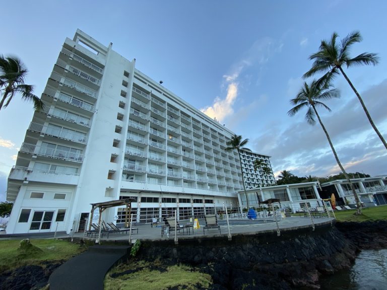 海の岩をぎりぎり歩ける場所まで行き撮影