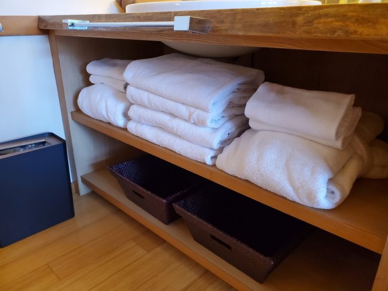 フェイスタオル、バスタオルは3枚、バスローブは2着